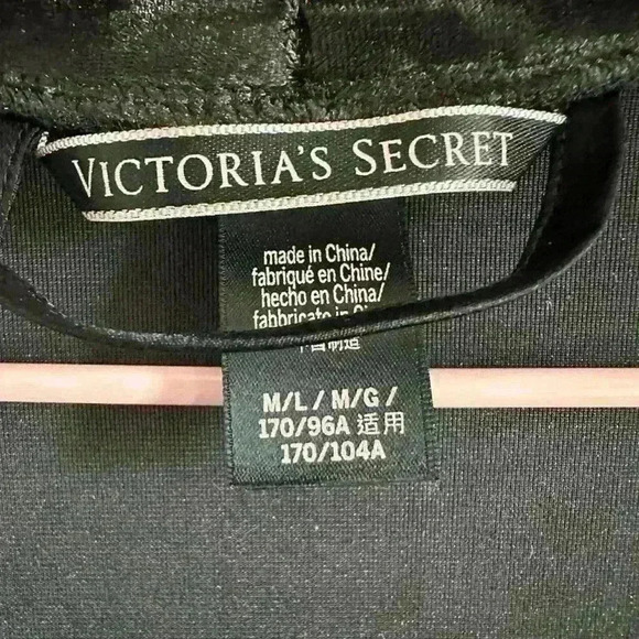 Victoria’s Secret Black/Green Velvet Robe - Picture 4 of 6